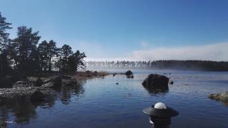 Laiturilla sumu hiukan selkeni Markku Sandström Toisessa suunnassa sankka sumu edelleen Markku Sandström Perillä olikin vuorossa vesipadan nuohous, vesikourujen puhdistus ja vesiputken laitto mereen
