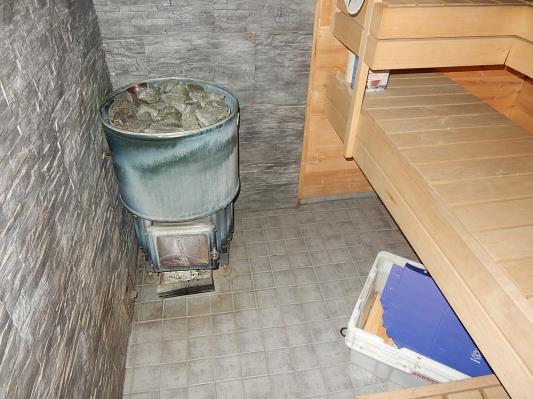 Kuva 5, yleiskuva saunasta Pesuhuone Pesuhuoneen lattiassa on klinkkerit ja seinissä laatat.