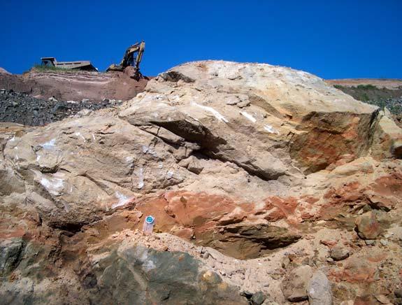 Paleomagneettiset testinäytteet 6 3.3. Vampulan hiekkakivi Geologi Ritva Harinen Nordkalk Oyj:stä teki aloitteen Vampulassa esiintyvän hiekkakivimuodostuman paleomagneettisista tutkimuksista.