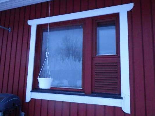 Ikkunoiden ja ulko-ovien puuosien maalipinnat ovat haalistuneet/vaurioituneet.