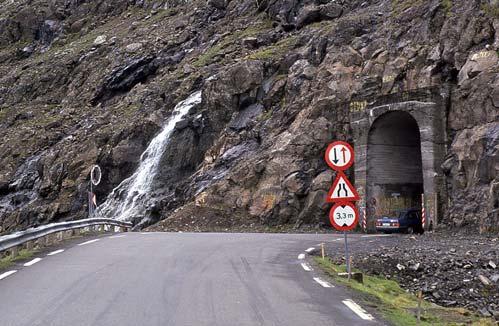 Vielä vuonna 1990 siirryttiin Borðoyn saarelta Eysturoyn saarelle lautalla. Nyt nämäkin saaret yhdistää silta.