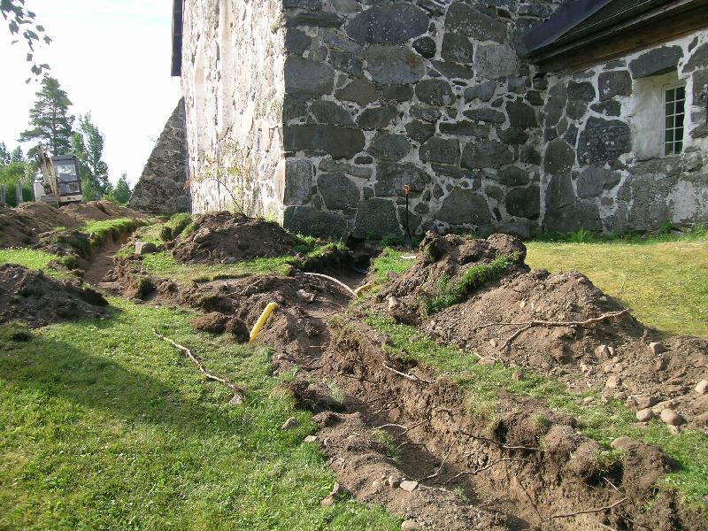 Hankkeen lyhyt kuvaus Pirkanmaan maakuntamuseo valvoi Sastamalan keskiaikaisen kirkon kirkkopihan koneellista sähkökaapelikaivutyötä kesällä 2010.