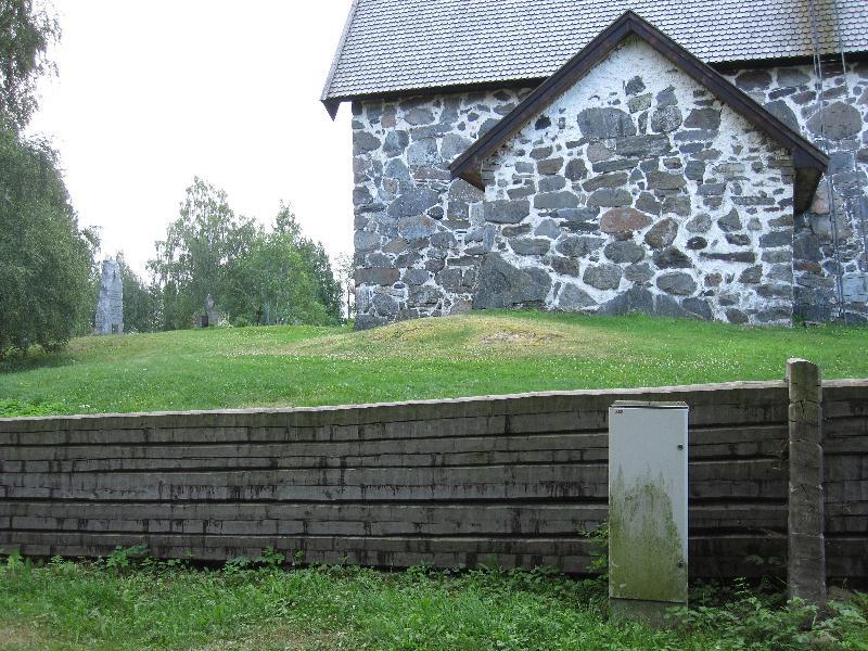 Kuva 2. Sakaristo ja sähkökaappi ennen valvonnan aloittamista. Kuvaussuunta kaakko. KYY 49:3, 20.7.2010, Eveliina Salo.