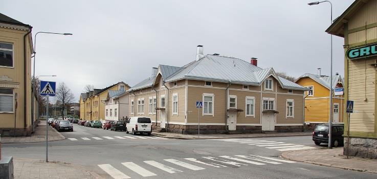 29 Kalliokadun ja Lyseokadun risteysaluetta. Risteyksen kolmessa kulmassa on historiallisia rakennuksia.
