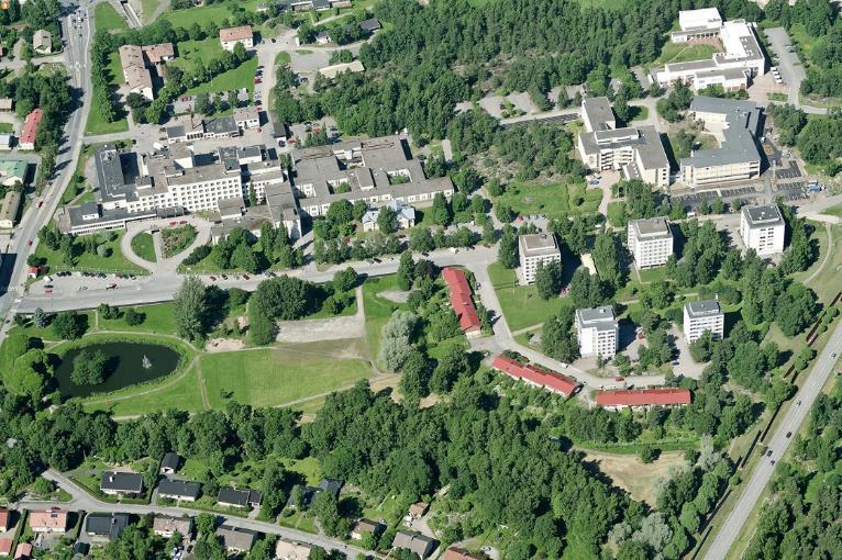 erotettavissa toisistaan. Aluesairaalan vanhin osa hallitsee rakennuskokonaisuutta sairaala-alueen eteläpuolella.