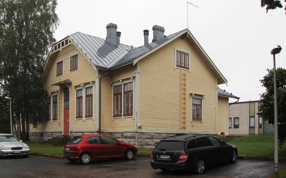 81 Alueen pohjoisreunalla on kaksi lääkäreiden rivitaloa 1960-luvun puolivälistä. Toinen on neljän asunnon kokonaisuus.