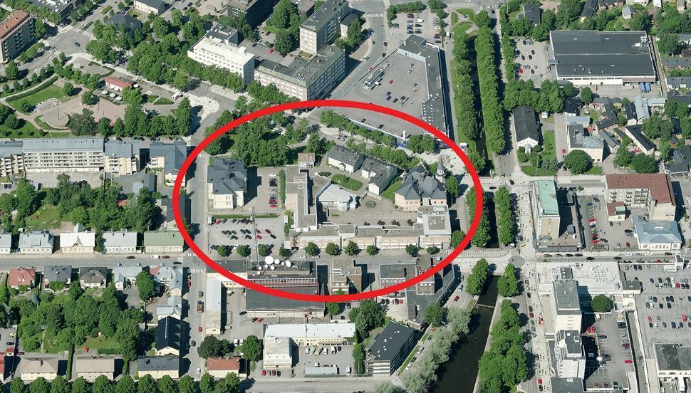 Kanalinrannan kulmauksessa olevasta uusrenessanssityylisestä kivirakennuksesta, tähän sopeutetusta vuonna 1992 valmistuneesta uudesta virastotalo-osasta ja uusrenessanssityylisestä entisestä