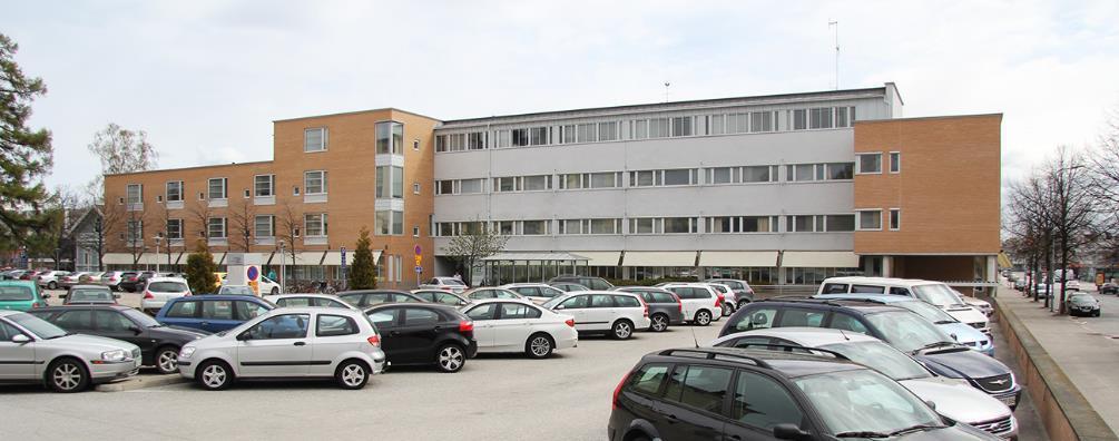Kuva Pekka Piiparinen (2014) Kaupungintalon vieressä olevat kaksi vuoraukseltaan uusrenessanssihenkistä hirsirakennusta ovat alkuaan olleet yksityisiä asuintaloja.