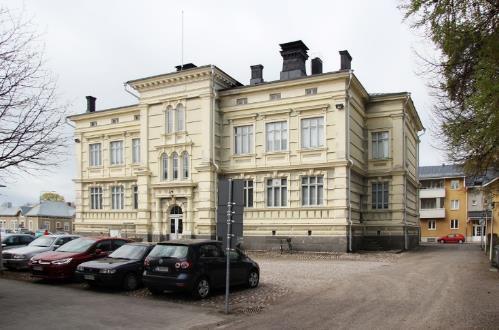 86 asemakaavan muutoksessa tavoiteltiin puutalojen purkamista ja niiden tilalle toteutettavaa uudisrakennusta. 157 Entinen lyseorakennus edustaa tyyliltään uusrenessanssia.