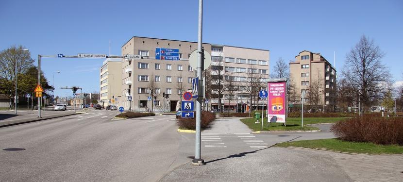 Toisaalta rakennukset pyrittiin sijoittamaan väljästi ja käyttämään hyväksi muun muassa yksikerroksisia siipirakennuksia, toisaalta ajanjakson aikana tyypillistä oli myös uusien kohteiden