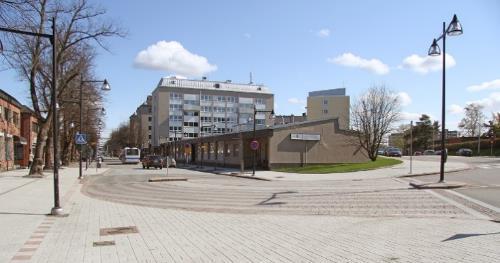 Satamakadun varrella olevat kolme kerrostaloa rajaavat samalla Keskuspuiston pohjoisosaa. Tämä korostaa korttelin kerrostalojen kaupunkikuvallista merkitystä.