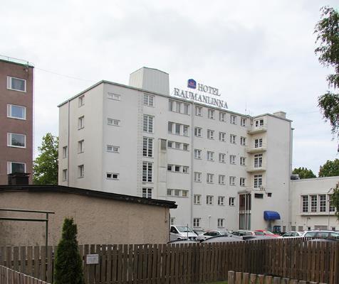 ympäristöön, jossa on runsaasti asfalttikenttiä ja matalampaa