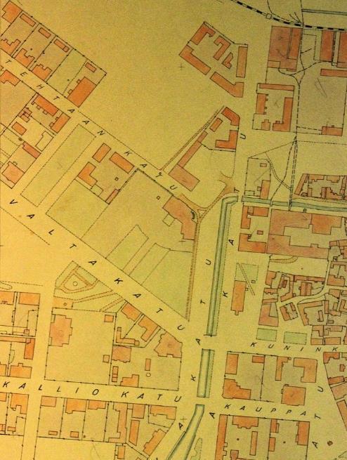 103 Harald Andersinin kaavakartassa vuodelta 1922 nykyinen kortteli 227 oli numeroitu 27:ksi ja nimetty Hirveksi. Kaava antoi yleiset suuntaviivat korttelin myöhemmälle kehittämiselle.
