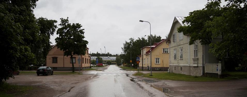 105 Alfredinkatua etelään ja edessä näkyy Aittakarinkadun risteys.