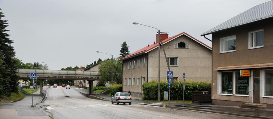 sillan eteläpuolella.