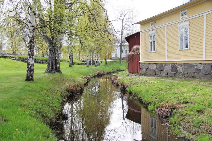 kohdalla olevalta sillalta länteen.