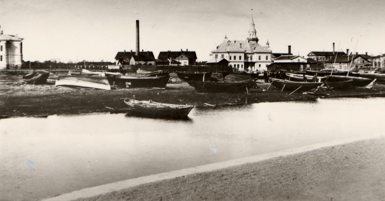 175 Ajoittamaton kuva, mutta todennäköisesti 1900-luvun alusta, kohti Rauman nykyistä liikekeskustaa.