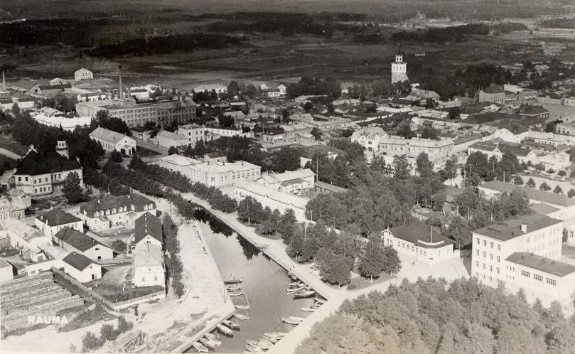 vielä pengerretty Posellin (kuvassa vasemmalla) ja WPK:n (kuvassa oikealla) talojen pohjoispuolelta.