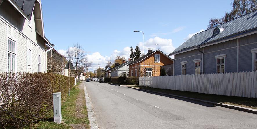 12 Isokatu halkaisee Nummen alueen itä-länsi -suunnassa ja sitä voidaan pitää alueen pääväylänä. Pekka Piiparinen (2014) Rauman kaupunkia kuvattu vesitornista vuonna 1929. Etualalla Nummen aluetta.