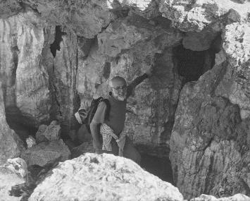 Kuva 7. Milton Nuñez tutkii vesilähdettä Jebel Bishrillä sijaitsevalla Nadran muinaisjärvialueella. Kuva: G. Nordquist 2004. Minna Lönnqvist & Kenneth Lönnqvist dun viljeleviin kyläyhteisöihin.