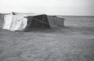 Kuva 8. Projektin telttaleirin pääteltta, jossa Milton Nuñezkin asui Jebel Bishrillä vuonna 2004. Kuva: K. Lönnqvist. Minna Lönnqvist & Kenneth Lönnqvist catchment -analyysin.