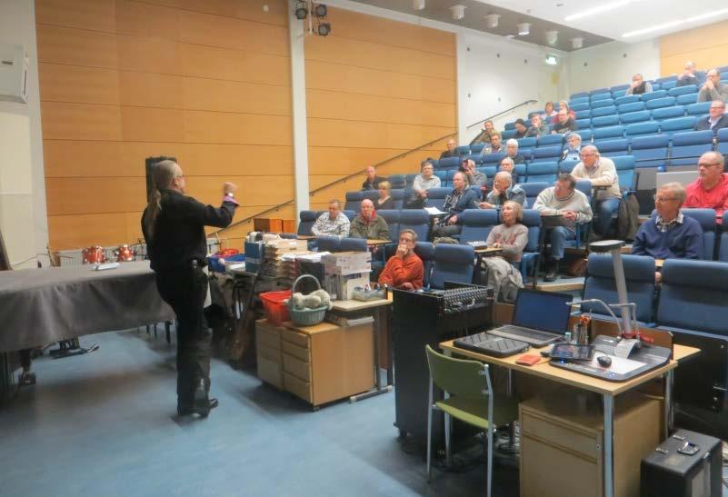 Esitelmä radioastronomiasta Kirkkonummen Komeetan kevään esitelmäsarjassa toisen esitelmän piti dosentti Merja Tornikoski.