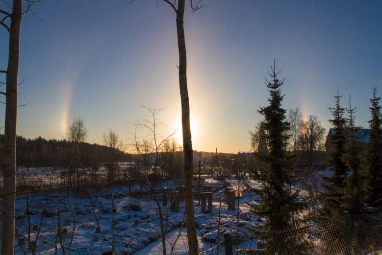 aikaa. Tämä kuva on otettu Kirkkonummentien varrelta 5.1.2017 klo 11.06. Aurinko on opastusmerkin takana.