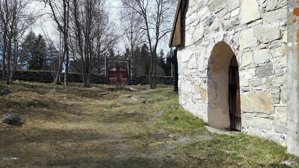 KEMINMAAN SEURAKUNTA ESITYSLISTA 10/17 6 160 Vanhan kirkon polku Vanhan kirkon pihalla oleva polku on epätasainen ja siksi vaikeakulkuinen.