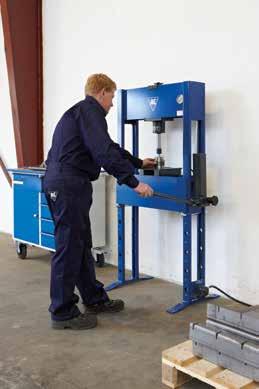 PURISTIMET PJ16H / PJ20H Tuotekoodi: 270-C1-PJ16H 270-C1-PJ20H Kapasiteetti: 16 / 20 t Sylinterin iskunpituus: 150 Hydrauliset puristimet korjaamokäyttöön juniorpresser Håndhydraulisk til