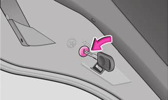Lukituksen avaaminen ja lukitseminen 31 Lukitseminen Kun autossa ei ole keskuslukitusta: Lapsilukitus Lapsilukitus estää takaovien avaamisen sisältäpäin.