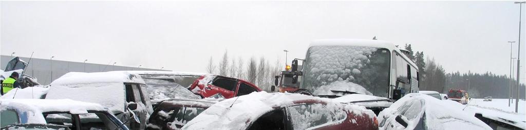 2.2 Nastarenkaat talvikelionnettomuuksissa 2.2.1 Rengasonnettomuuksien kehitystrendit Liikenneonnettomuuksien tutkijalautakuntien tutkimat henkilö- ja pakettiautojen aiheuttamat kuolonkolarit ovat vähentyneet selvästi viimeisen 10 vuoden aikana.