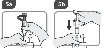 Vaihe 5 5a 5b Käännä infuusiopussi ja kiinnitä ruisku siniseen porttiin. Tyhjennä ruiskun sisältö infuusiopussiin. Poista ruisku. Sekoita varovasti infuusiopussin sisältö.