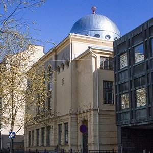 Silloin rukoillaan synagogassa, sytytetään sapattikynttilät, syödään yhdessä ja ollaan joko perheen kesken kotona tai kutsutaan vieraita kylään.