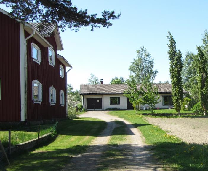 pientä vanhaa rakennusta.
