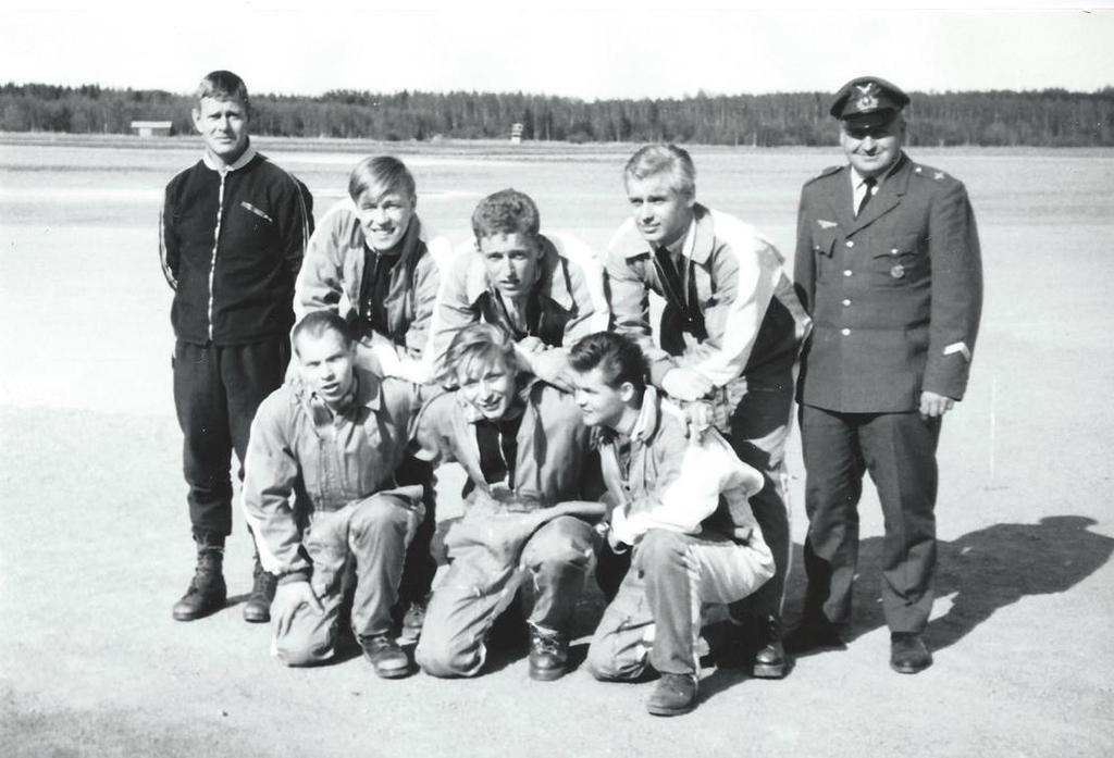 7.1963. Kuvassa seisomassa (5. vas. alkaen). P Mäkelä, O Kuusisto, P Vainio, A Takkala ja P Lepistö. Alhaalla keskellä (8. oik.) R Nuorivuori.