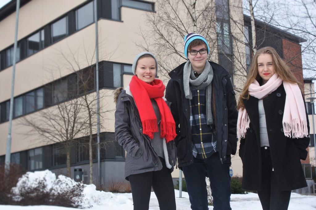 päätoimittajistoon Vilhelmiina Virtanen (vas.), Henry Hedborg ja Aliisa Rantanen työmaan edustalla. Kuva: Hanna Kuusisto.