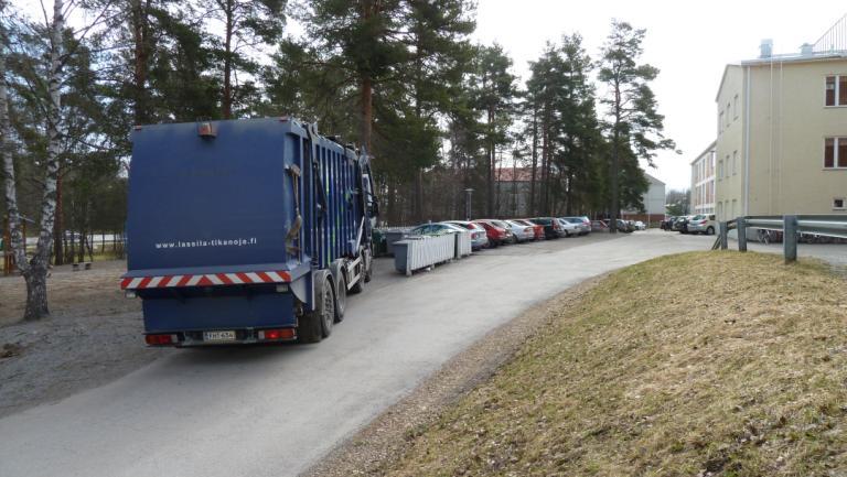 57 Riskit Astiat on sijoitettu paloturvallisesti. Koulun piha ja lasten välituntialue ovat aidattu ja ne sijaitsevat toisella puolella rakennusta kuin jäteastiat.