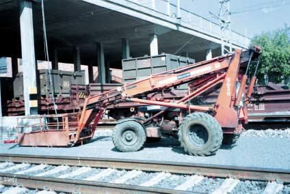Kuva 2. Figure 2.. Kurottaja. Hazardous situation on bridge painting site in Hämeenlinna, on August 28, 1997. The reach truck. Kuva 3.