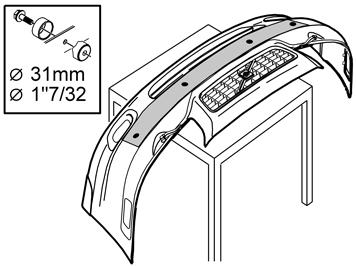 23 Suurenna poratut reiät puskurinkuoressa rei'itystyökalulla Ø31 mm (17/32 ) (osa-nro 9814069). D8601358 24A Kuva esittää oikeata puolta.