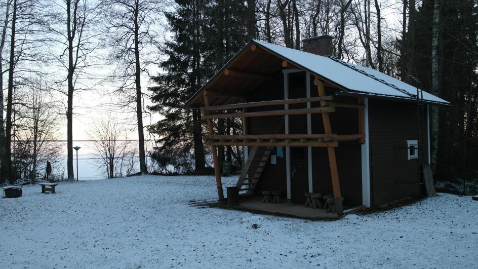 Kiinteistön Letkuranta piharakennus Kiinteistön Heikintalo lomarakennus 3.1.2. Luonnonympäristö Suunnittelualueen tontit ovat piha-alueita lukuunottamatta puustoisia.