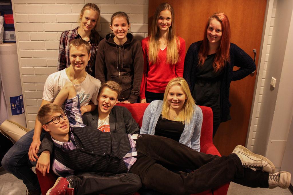 Uusi hallitus suhtautuu työhönsä rennon asiallisesti. Kuva: Hanna Kuusisto. Lukion oppilaskunnan vuosikokous 2014 pidettiin torstaina 6. helmikuuta.