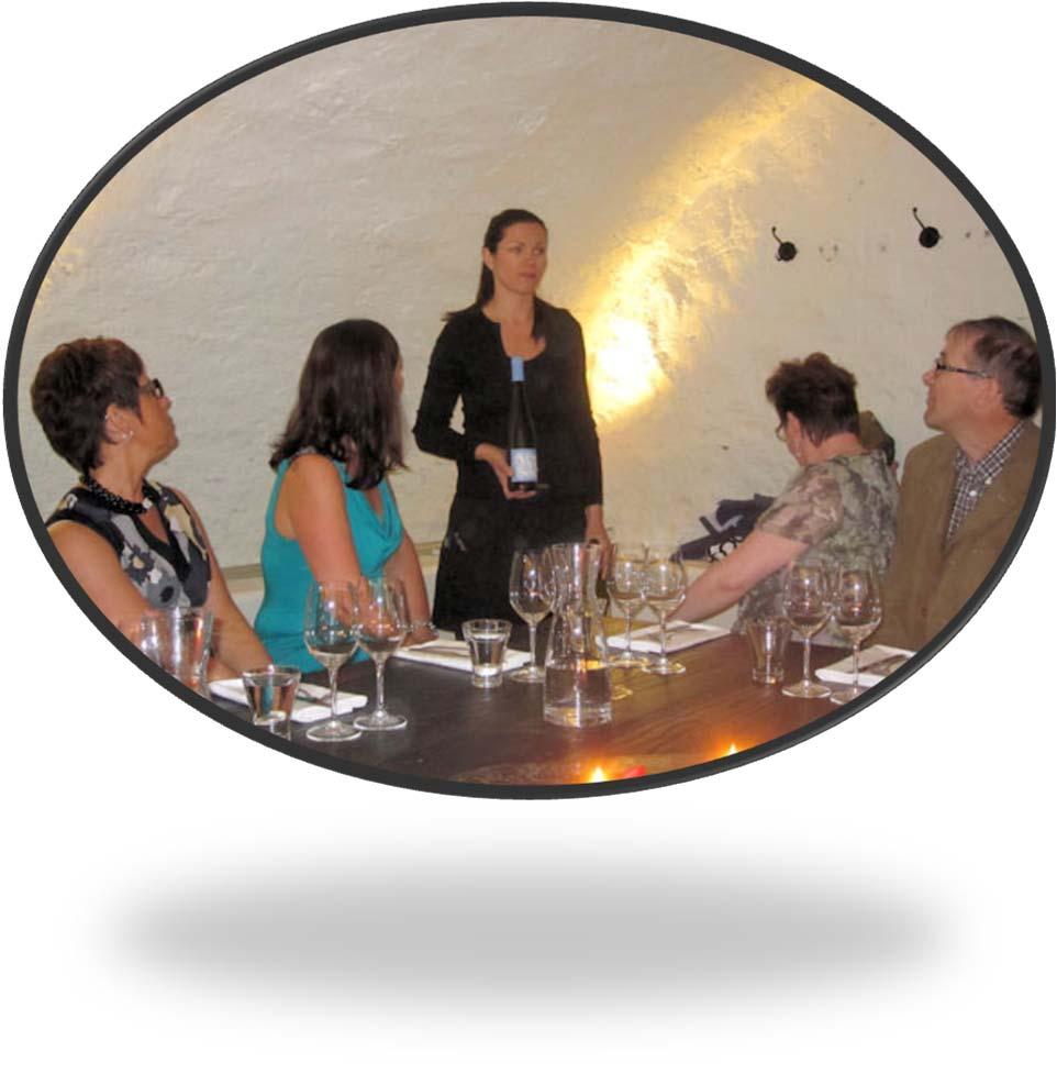 Holvikellarin erinomaisessa tunnelmassa Kerli Katrin esitteli tarjolla olevat viinit, Winwin riesling ja Pouilly Fumé, jotka molemmat osoittautuivat erinomaisiksi viineiksi tarjolla olleen kuha