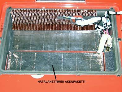 Poista suojakenno akkupaketin päältä.
