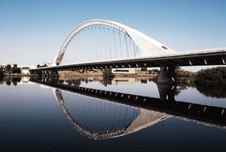 Méridan järeä kulttuurikeskus 1 1, 3 Santiago Calatrava suunnitteli Guadiana-joen ylittävän sillan vuonna 1988. 2 Poikkileikkaus sillasta. Keskellä kotelopalkin päällä on kevyen liikenteen väylä.
