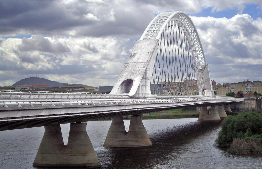 Guadiana-joen ylittävä silta yhdistää Méridan historiallisen keskustan kaupungin uudempaan osaan.