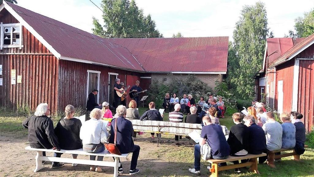 Kulttuuria 8 Kari Kuivalainen ja Arto Vilkko keräsivät laulun lyömiä jo kolmannen kerran peräkkäin Munkki ja Rinkilän pihalle.
