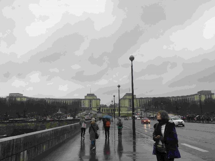 Ryhmä kävelemässä kohti Grand Palaista, parempi kuvakulma Eiffelin