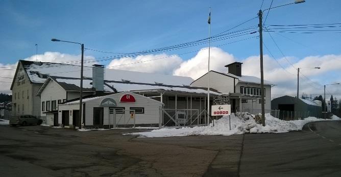 Se on tasakattoinen ja vuorattu vaaleilla levyillä. Alun perin rakennus on toiminut elintarvikkeiden tukkuvarastona.