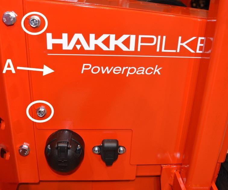 4.3. Kiilahihnojen kireyden säätö 1. Poista kertojavaihteen suojapelti otsikon 4.
