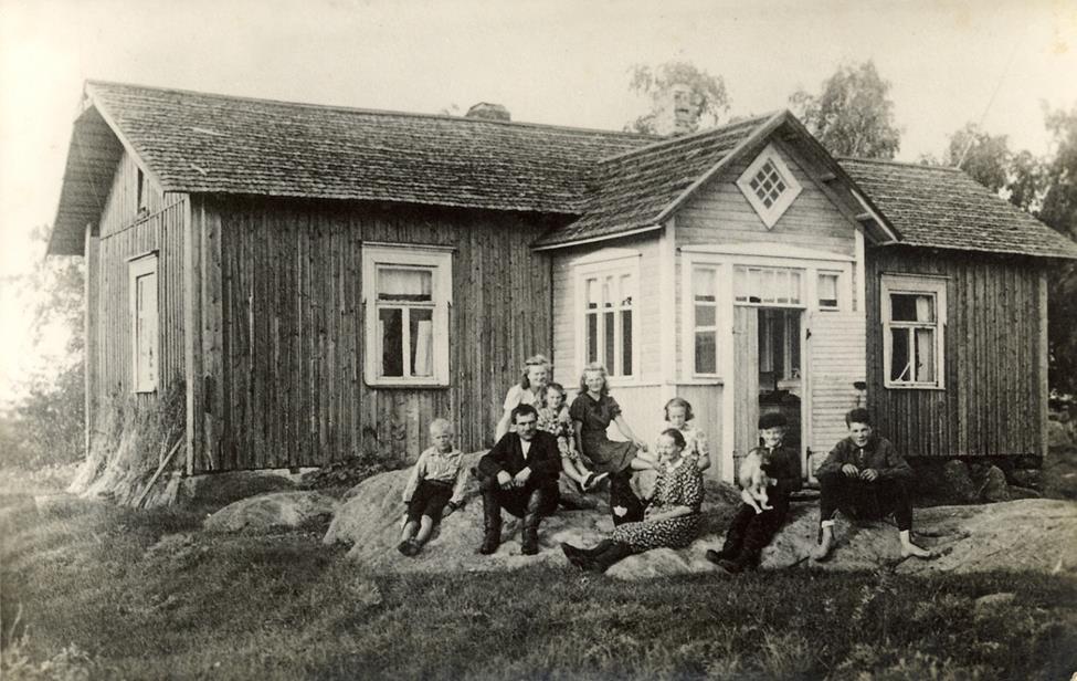 3 Kalastaja Frans (Ville) Välimaan perhettä. Äärimmäisenä vasemmalla Pauli (s.1933) ja Frans hänen vieressään. Äärimmäisenä oikealla istuu Heikki ja hänen vieressään Vilho (koira sylissä).